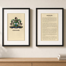 
Carica l'immagine nel visualizzatore di Gallery, Due cornici verticali coordinate (colore nero): a sinistra la pagina dello stemma, a destra la pagina sulla storia del cognome. Esempio con il cognome Grodahl